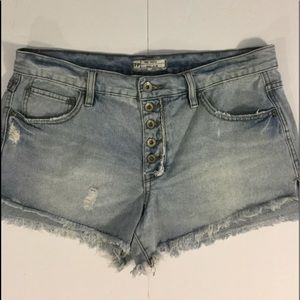 HOST PIC Free People distressed denim shortie size 29❤️❤️❤️
